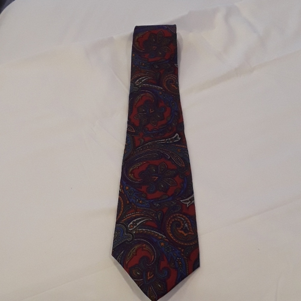 Beautiful Brook Brothers tie.